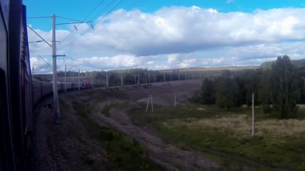 Zug in scharfer Kurve mit breiter Landschaft — Stockvideo