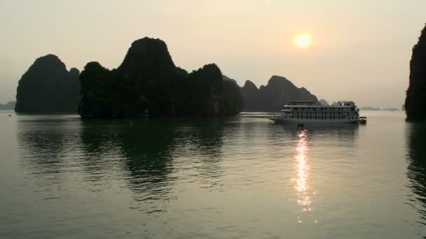 Cruiseschepen in de baai van ha long bay — Stockvideo