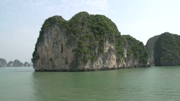 Navegando através das montanhas de Ha Long Bay — Vídeo de Stock