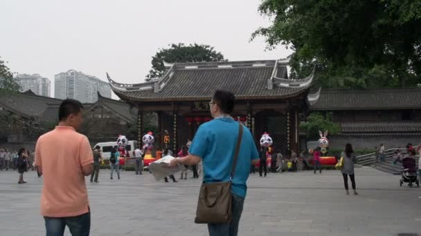 Caminando frente a la entrada de Jin li en Chengdu — Vídeos de Stock