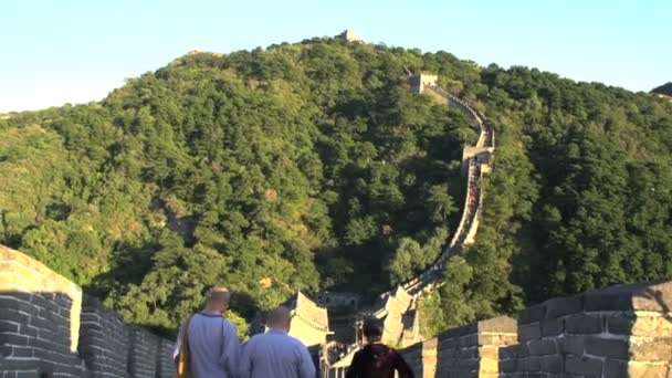 Monjes en la Gran Muralla de China — Vídeo de stock