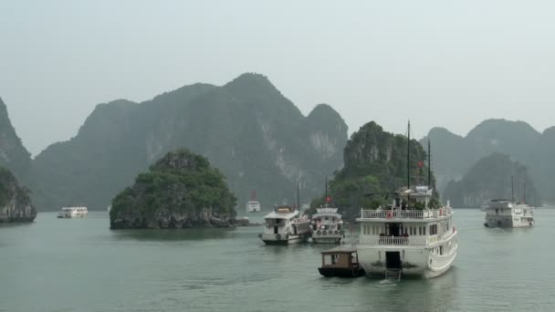 Navegando a través de Ha Long Bay — Vídeo de stock