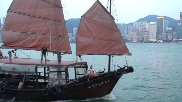Barco basura frente al horizonte de Hong Kong — Vídeos de Stock