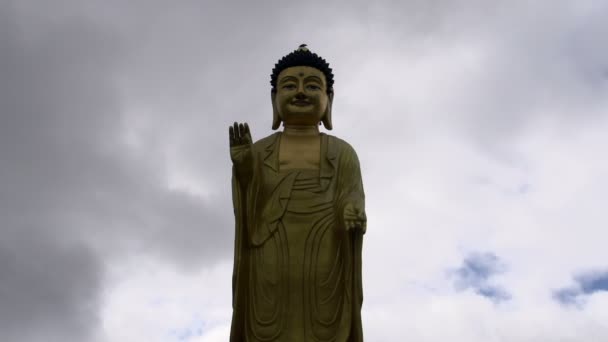 Gyllene buddha i ulaanbaatar, Mongoliet — Stockvideo