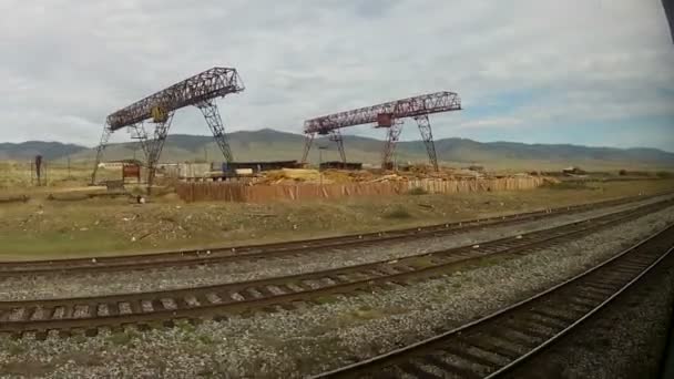 Tren pasando por un pequeño pueblo en Siberia — Vídeos de Stock