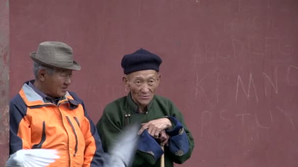 Dva starší muž, sedící na lavičce na klášter gandan — Stock video
