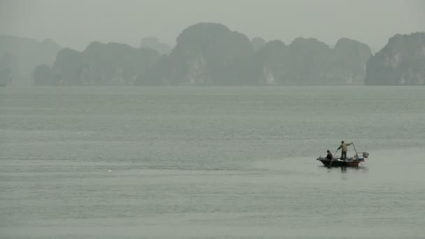 Local vietnamese fisher man — Stock Video