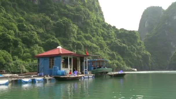 Voile à travers village de pêcheurs flottant — Video