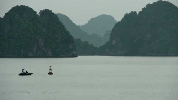 Небольшая рыбацкая лодка в бухте Ха Лонг — стоковое видео