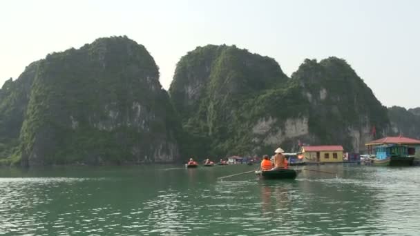 Tourists in a boat trip through the floating village — Stock Video