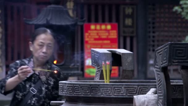 Woman sticks incense in Wenshu Monastery — Stock Video