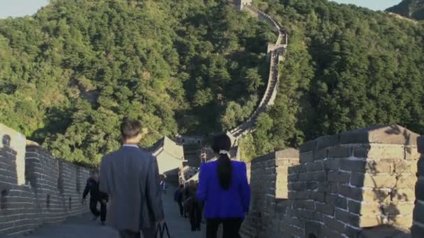 Toeristen op de grote muur van china — Stockvideo