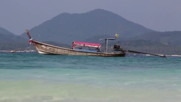Туристическая лодка рядом с пляжем — стоковое видео
