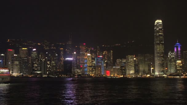 Hong Kong horizonte espectáculo de luz con crucero — Vídeo de stock