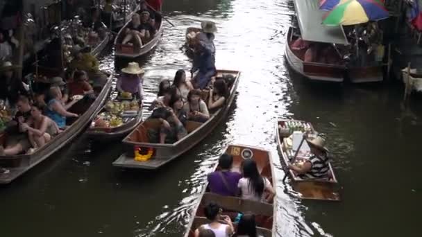 Many rowing boats in Damnoen Saduak Floating Market — Stock Video