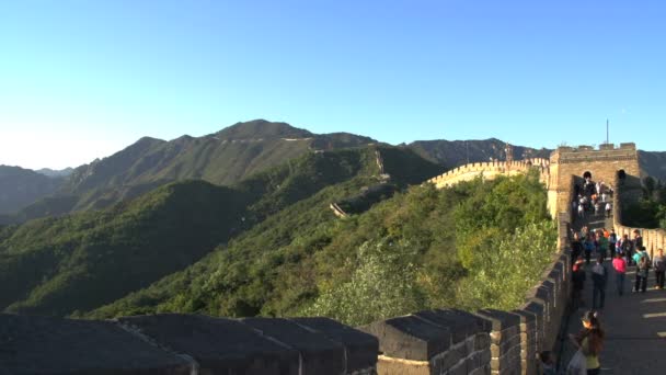 Turistas en la Gran Muralla de China Watch Tower — Vídeos de Stock