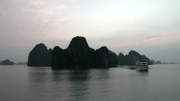 Cruise ship in Ha Long Bay — Stock Video