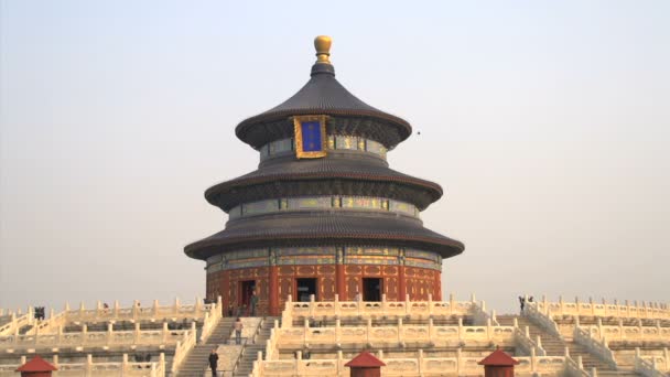 Turism går runt templet i himlen — Stockvideo