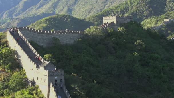 Toeristen op de grote muur van china — Stockvideo