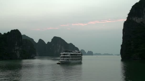 Cruise schip in ha long baai — Stockvideo