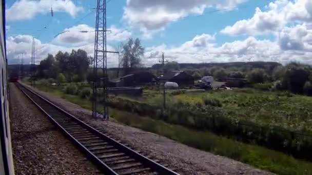 Zug fährt an anderem Zug und Bahnhof vorbei — Stockvideo