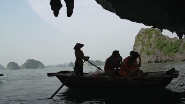 Туристы на лодке в бухте Ха Лонг — стоковое видео