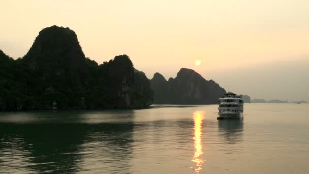 Cruise schip in de baai tijdens zonsopgang — Stockvideo