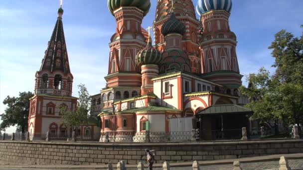 Mann läuft an Basilikum-Kathedrale vorbei — Stockvideo