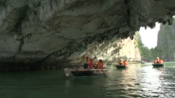 Туристів у подорож на човні в ha long bay — стокове відео