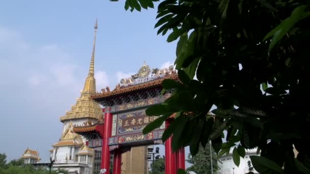 Eingang Chinatown Bangkok mit dem phra maha mondop wat traimitr witthayaram — Stockvideo