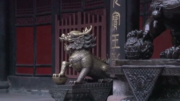 Estatua de dragón junto a un templo dentro del monasterio de Wenshu — Vídeo de stock