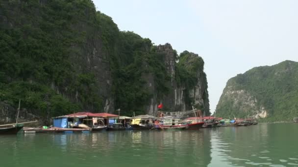 Sailing through floating fishing village — Stock Video