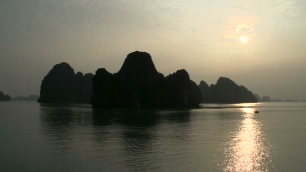 Схід сонця в ha long bay — стокове відео