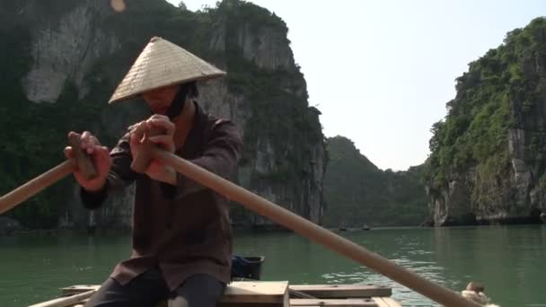 Vietnamese guy rowing the boat with tourist — Stock Video