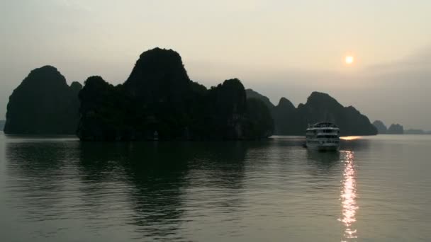 Cruise schip in ha long baai — Stockvideo