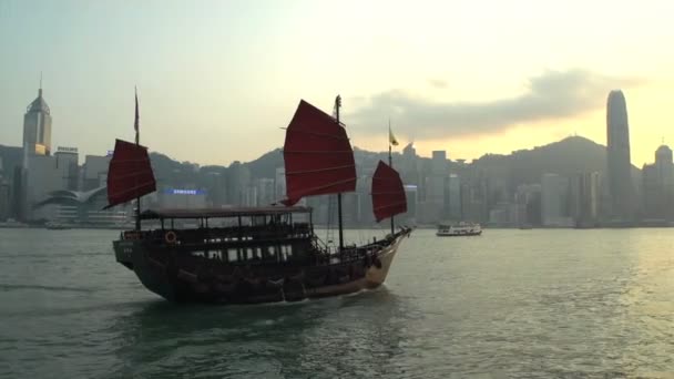 Barco basura frente al horizonte de Hong Kong — Vídeos de Stock