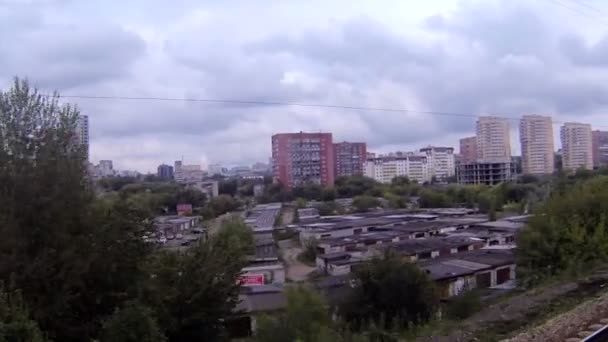 Züge fahren an einer Stadt vorbei — Stockvideo