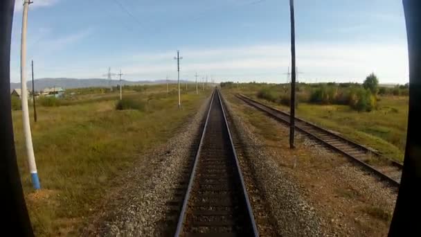 Comboio passando por uma pequena aldeia — Vídeo de Stock