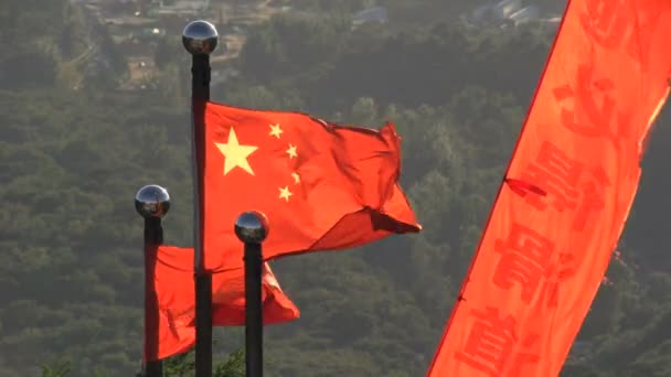 Bandeiras chinesas na Grande Muralha da China — Vídeo de Stock