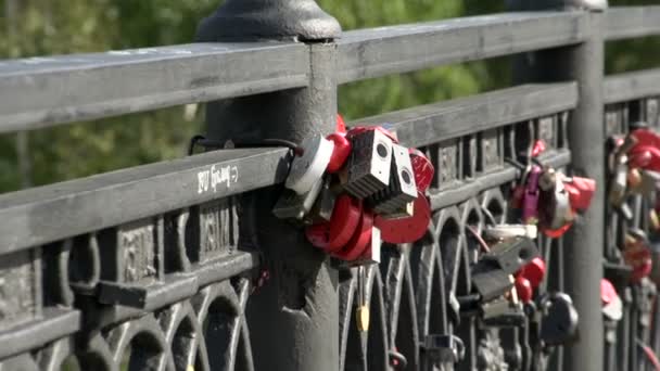 Zoom out from love locks on the bridge in Irkutsk — Stock videók