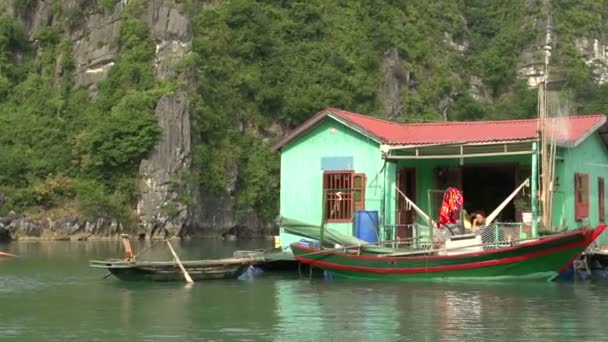 Sailing through a floating fishing village — Stock Video