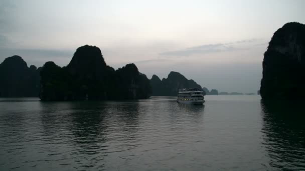 Kryssningsfartyg i ha long bay — Stockvideo