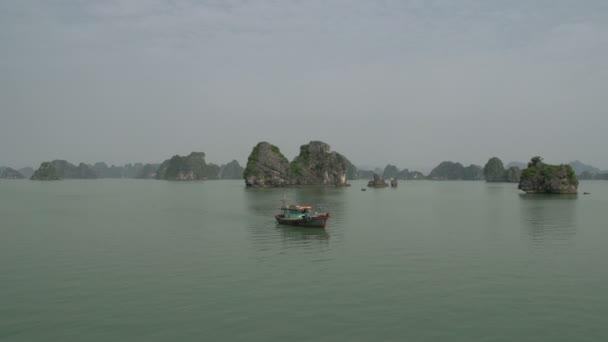 Barco de pesca em Ha Long Bay — Vídeo de Stock