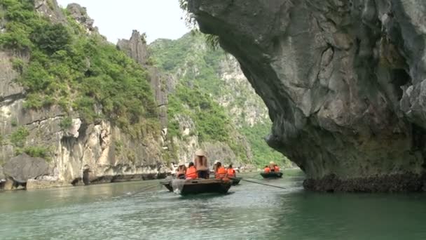 Туристів у подорож на човні поруч високі гори та скелі — стокове відео