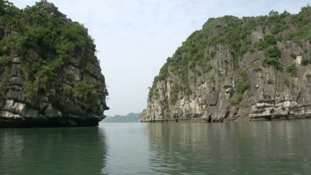 Navegar a través de las montañas en Ha Long Bay — Vídeo de stock