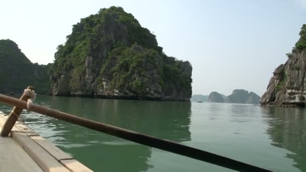 Canottaggio attraverso le montagne da Ha Long Bay — Video Stock