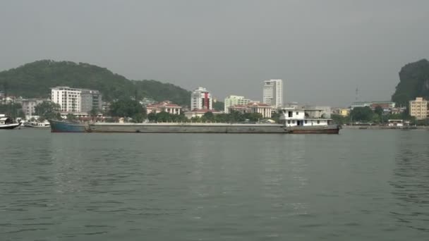 Lämnar ha long city — Stockvideo