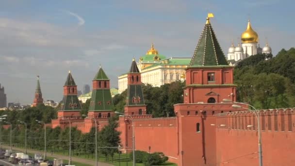 Kremlin Moskou en Cathedraal van Christus de Verlosser — Stockvideo