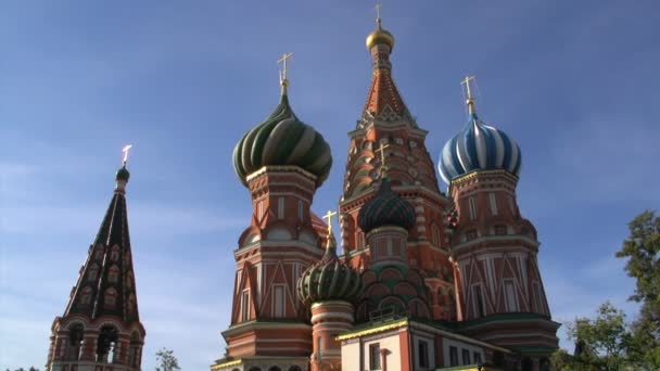 Svatý basil's cathedral tilt dolů s mužem kolemjdoucí — Stock video