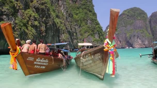 Tourists at wooden colorful boats — Stock Video